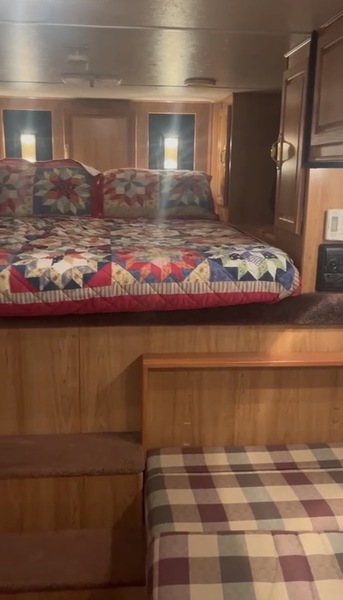 2001 Sundowner 4 horse W/LQ