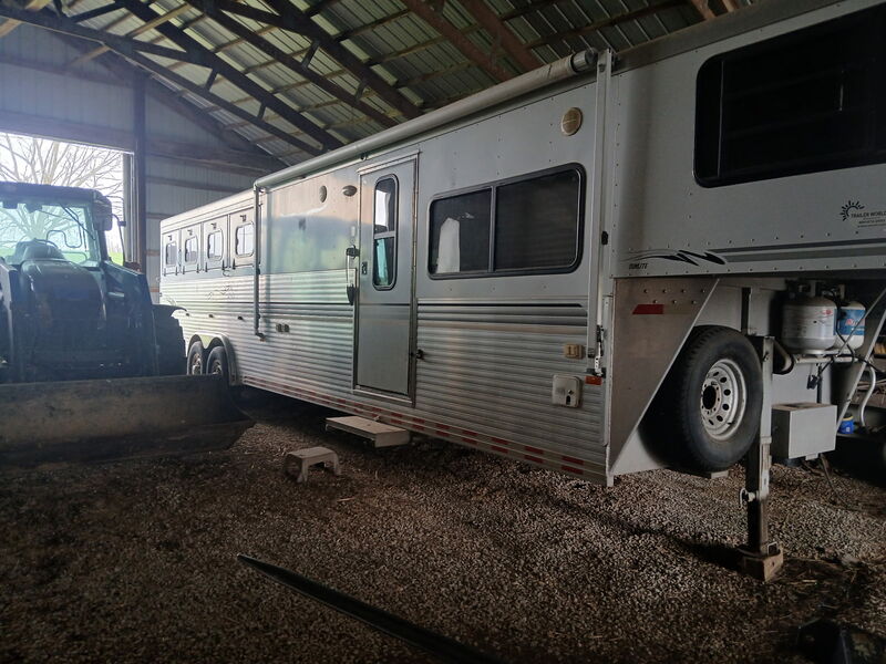 2001 Sundowner 4 horse W/LQ 