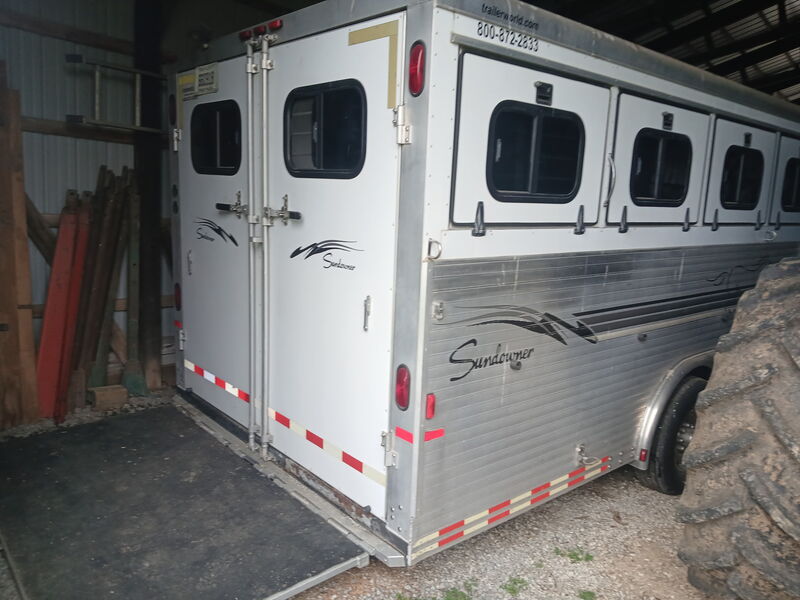 2001 Sundowner 4 horse W/LQ