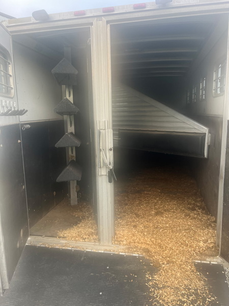 2001 Sundowner 4 horse W/LQ