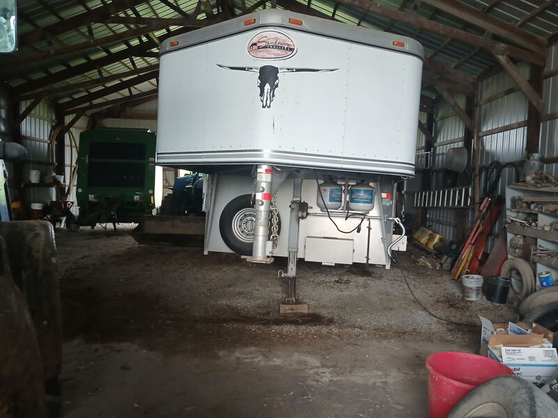 2001 Sundowner 4 horse W/LQ