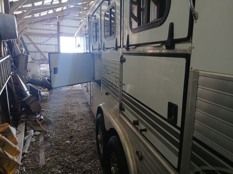 2001 Sundowner 4 horse W/LQ