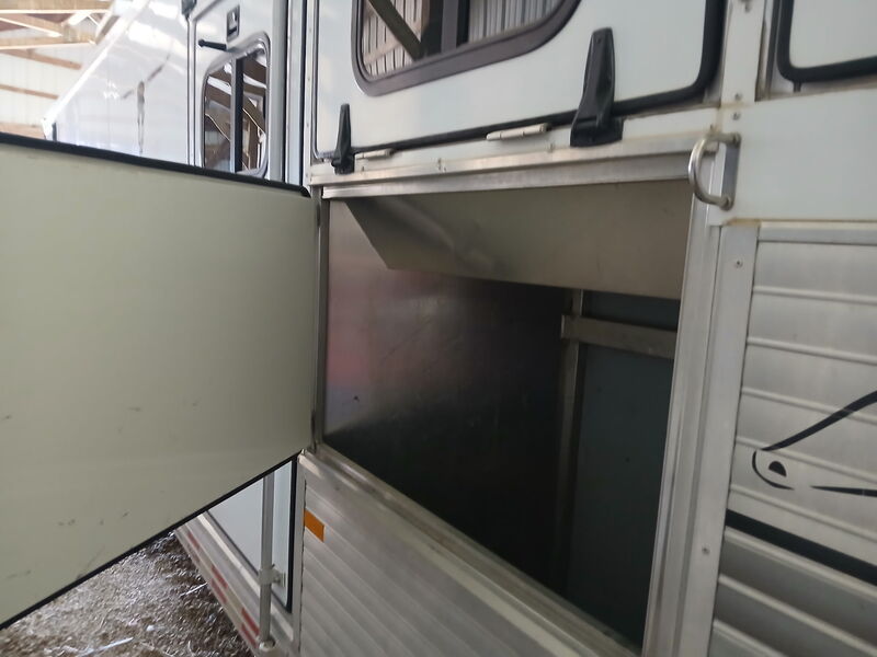 2001 Sundowner 4 horse W/LQ