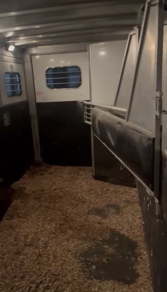 2001 Sundowner 4 horse W/LQ